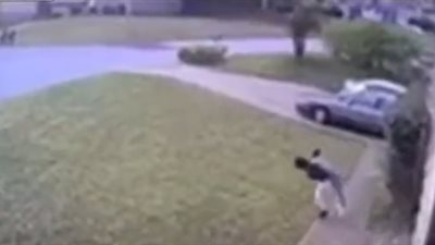 رد فعل صادم لسائق متهور دهس طفلة داخل فناء منزلها (فيديو)