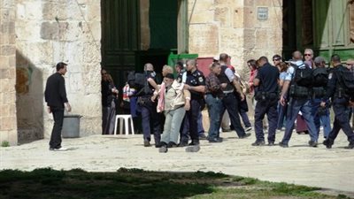 الشرطة الإسرائيلية تعتدي على المصلين داخل ساحات «الأقصى»