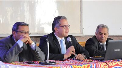 وزير الآثار يلتقي طلاب كلية الآداب بجامعة عين شمس