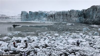 لحظة انهيار حائط جليدي تجبر السياح على الفرار (فيديو وصور)