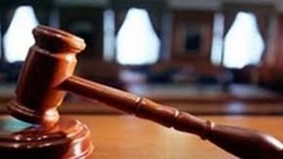 إحالة ٣ أشخاص بينهم سجين بتهمة قتل عديل أحدهم للجنايات