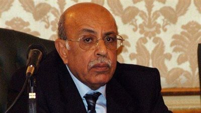 «منصور» يمنح مفيد شهاب وسام الجمهورية من الطبقة الأولى