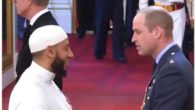 بريطانيا تكرم إمام مسجد حمى متطرفا دهس مسلمين أثناء الصلاة (فيديو)