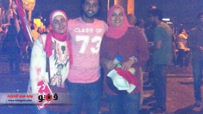 بالصور.. حسن مصطفى وعائلته يرفعون الكارت الأحمر لمرسي