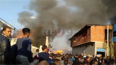 إصابة 3 أشخاص في حريق التهم ثلاجة مواد غذائية بطوخ (فيديو وصور)