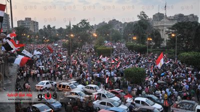 المتظاهرون يدخلون في اعتصام مفتوح أمام قصر القبة حتى رحيل 