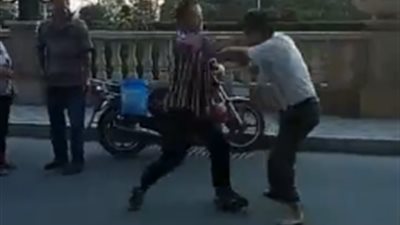 بالفيديو.. خناقة بالأيدي بين سائق سيارة وقائد دراجة نارية