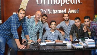 محمد عوض «ملاك أبو قرقاص».. الطبيب يرفع شعار «الكشف والعلاج مجانا».. الأهالي ترفض انتقاله للوادي الجديد بمظاهرة حب.. وثلاثة جنيهات قيمة كشف العظام في عيادة «طبيب الغلابة»