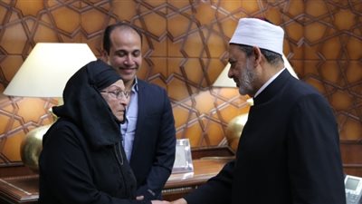 شيخ الأزهر يستقبل أرملة الأديب المغربي محمد بن شريفة