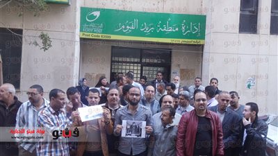 بالفيديو والصور.. وقفة احتجاجية للعاملين ببريد الفيوم