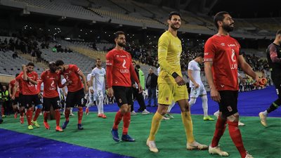 الأهلي يتصدر الدوري لأول مرة بانتظار نتيجة الزمالك غدا.. يقلب موازين المباراة في 6 دقائق ويحقق فوزا قاتلا على الاتحاد 0/2.. حسين الشحات يعترض على تغييره.. واشتباكات بين لاعبي الفريقين عقب هدف معلول