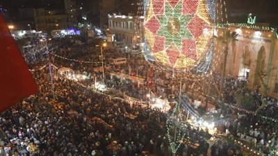 الآلاف يحتفلون بالليلة الكبيرة لمولد السيدة زينب (فيديو وصور)