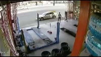 سيارة تقتحم محلا وتقتل شخصا وتصيب آخر (فيديو)