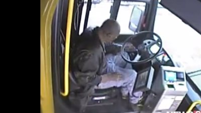 رد فعل عنيف لسائق حافلة اعتدى عليه عجوز بالضرب (فيديو)