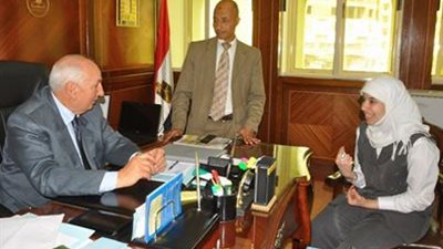 محافظ كفر الشيخ يهدي مخترعة الغواصة «لاب توب»
