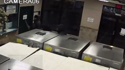 لص يسرق صاحبة مغسلة ملابس فشلت في الدفاع عن نفسها (فيديو)