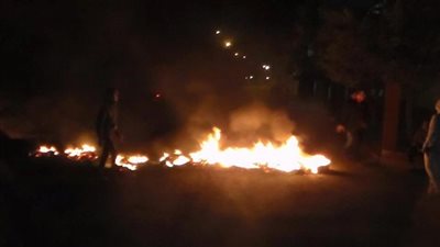 متظاهرو المحلة يقطعون السكة الحديد اعتراضا على خطاب مرسي