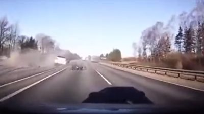 لحظة وفاة سائق طار من سيارة مسرعة في بيلاروسيا (فيديو)