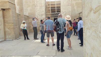 سفير التشيك وزوجته يزوران معبد هيبس في الوادي الجديد (صور)