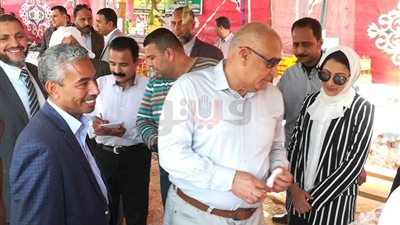 محافظ الوادي الجديد يفتتح معرضا للسلع الغذائية المخفضة (صور)