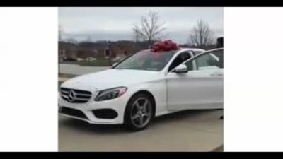 بالفيديو.. لاعب يهدي والدته سيارة الأحلام