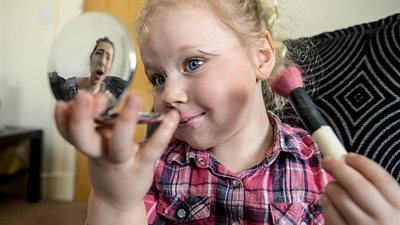 طفلة تمنح شقيقتها الرضيعة مكياجا كاملا لتشبه والدتها (صور)