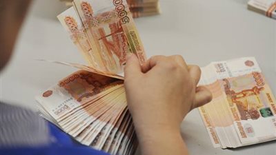 الروبل الروسي يهبط لأدنى مستوى في 4 أشهر أمام اليورو