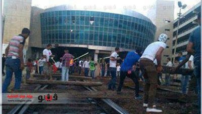 متظاهرو الإسكندرية يقطعون خط سكك حديد سيدي جابر