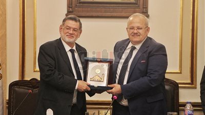 رئيس جامعة القاهرة يكرم الخرباوي خلال مناقشة كتابه 