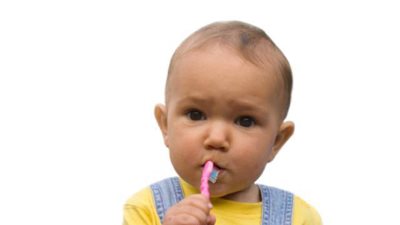 استشاري أطفال يؤكد ضرورة الاهتمام بتنظيف أسنان الأطفال
