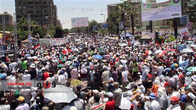 متظاهرون مؤيدون للرئيس يتهمون البلطجية بإطلاق النار عليهم