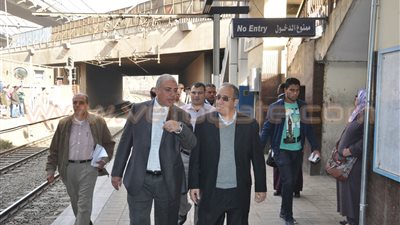 بالصور.. رئيس المترو يقود حملة لضبط الباعة الجائلين