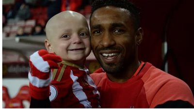 برادلي لوري يهزم السرطان من قبره..غابت ابتسامته وحضرت «تبرعات محبته».. الطفل الصغير أيقونة الملاعب الإنجليزية.. المرض يحاصره.. ووالداه يرسمان البهجة على وجوه المصابين