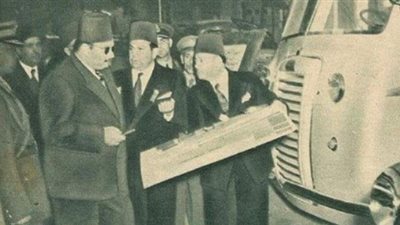 صورة نادرة للملك فاروق يتفقد أول سيارة بصناعة مصرية