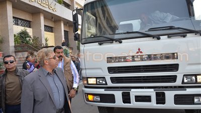 بالصور.. محافظ الإسماعيلية يتفقد الدفعة الأولى من سيارات الكسح