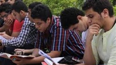 طلاب أولى ثانوي ينهون الامتحانات الإلكترونية بالكيمياء.. اليوم
