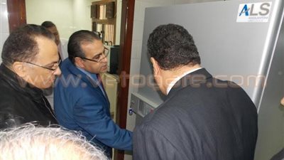 بالصور.. جولة لرئيس جامعة المنصورة بمركز أبحاث الخلايا الجذعية