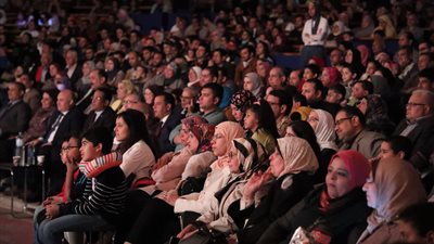 حضور جماهيري كبير في أول أيام عرض مسرحية 