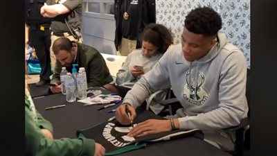 رد فعل لاعب سلة بالدوري الأمريكي فاجأته طفلة بهدية غير متوقعة (فيديو)