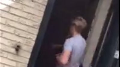 مراهق يعتدي على زميله بالضرب داخل منزله (فيديو)