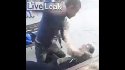 رد فعل صادم لامرأة نشبت أمامها مشاجرة عنيفة بين شخصين (فيديو)