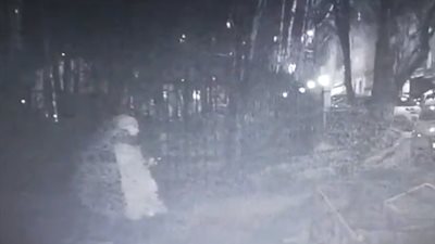 لحظة طعن مجهول لامرأة حتى الموت (فيديو)