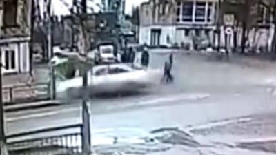 امرأة تفقد السيطرة على سيارتها المرسيدس وتتعرض لحادث مروع (فيديو)