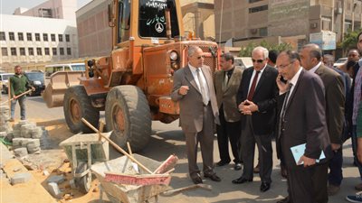 محافظ الجيزة ينتقد أعمال الرصف بشارعي اليابان والصدر