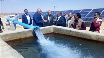 محافظ الوادي الجديد يفتتح آبارا تعمل بالطاقة الشمسية بالفرافرة