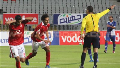 «ساعة» حكم الأهلي وأسوان تثير سخرية رواد مواقع التواصل.. رحمة: «معلش غصب عنى الساعة وقفت مني».. على: «الأهلي من غير حكام زي البنطلون من غير حزام».. أحمد: «جايبها من 