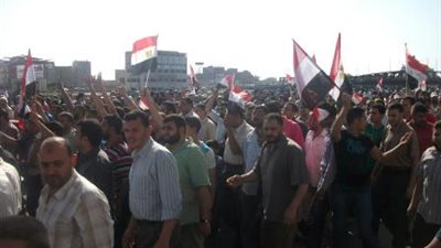 مؤيدو الرئيس يحملون العصى والشوم فى اتجاه ميدان الساعة بدمياط