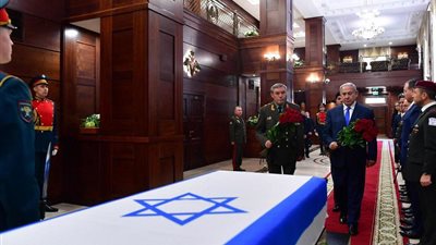 الدفاع الروسية تقيم مراسم تكريم للجندي الإسرائيلي زكريا (صور)
