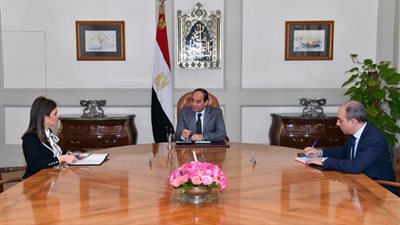 تفاصيل يوم رئاسي.. السيسي يطالب محافظ البنك المركزي باستقرار الأسعار وسلامة النظام المصرفي.. وزيرة التعاون الدولي بالاستفادة القصوى من المنح والقروض.. ووزير الصناعة بتذليل العقبات أمام المستثمرين