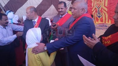 محافظ الوادى الجديد يدعم الطلاب الأيتام بالفرافرة بـ10 آلاف جنيه